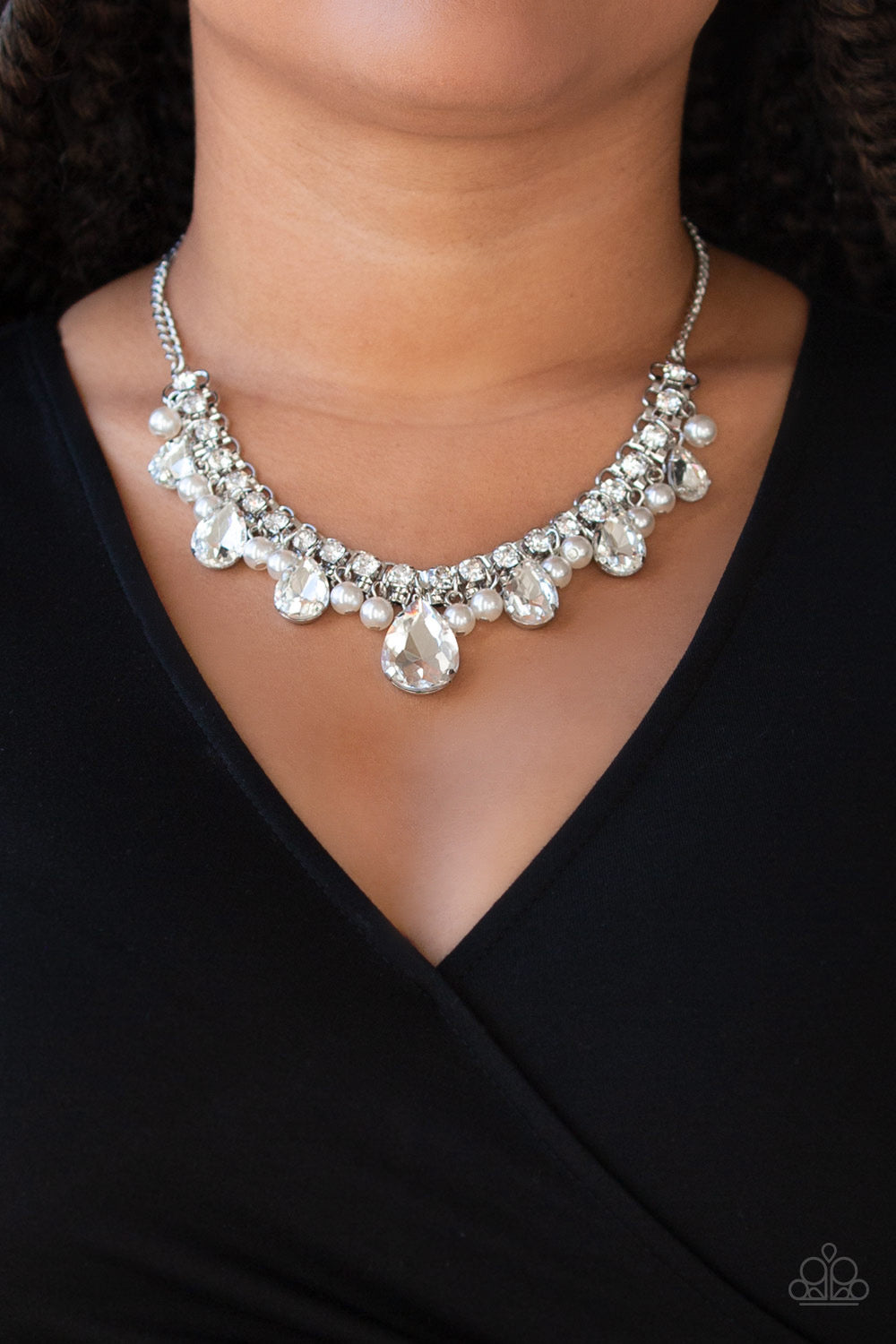 Knockout Queen Necklace - White